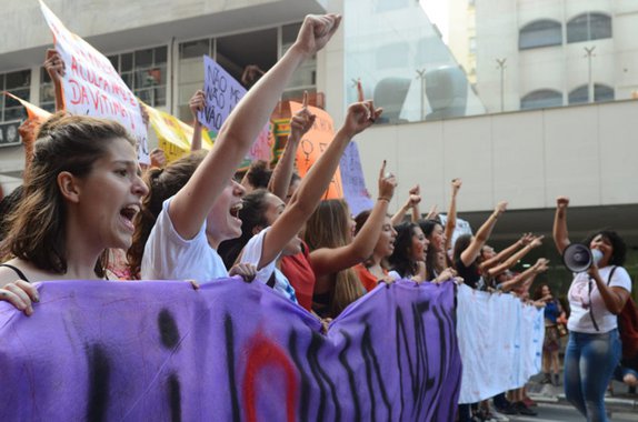 São Paulo - Manifestação Ni Una a Menos se concentrou no vão-livre do Museu de Arte de São Paulo (Masp), na Avenida Paulista, e seguiram em passeata pela Rua Augusta até a Praça Roosevelt (Rovena Rosa/Agência Brasil) (Foto: Francisca Genilce Gomes) São Paulo - Manifestação Ni Una a Menos se concentrou no vão-livre do Museu de Arte de São Paulo (Masp), na Avenida Paulista, e seguiram em passeata pela Rua Augusta até a Praça Roosevelt (Rovena Rosa/Agência Brasil)