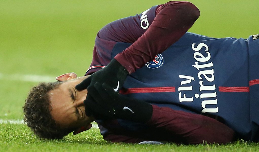 Neymar sofre lesão em jogo do Paris St Germain 25/2/2018 REUTERS/Stephane Mahe (Foto: Paulo Emílio) Neymar sofre lesão em jogo do Paris St Germain 25/2/2018 REUTERS/Stephane Mahe