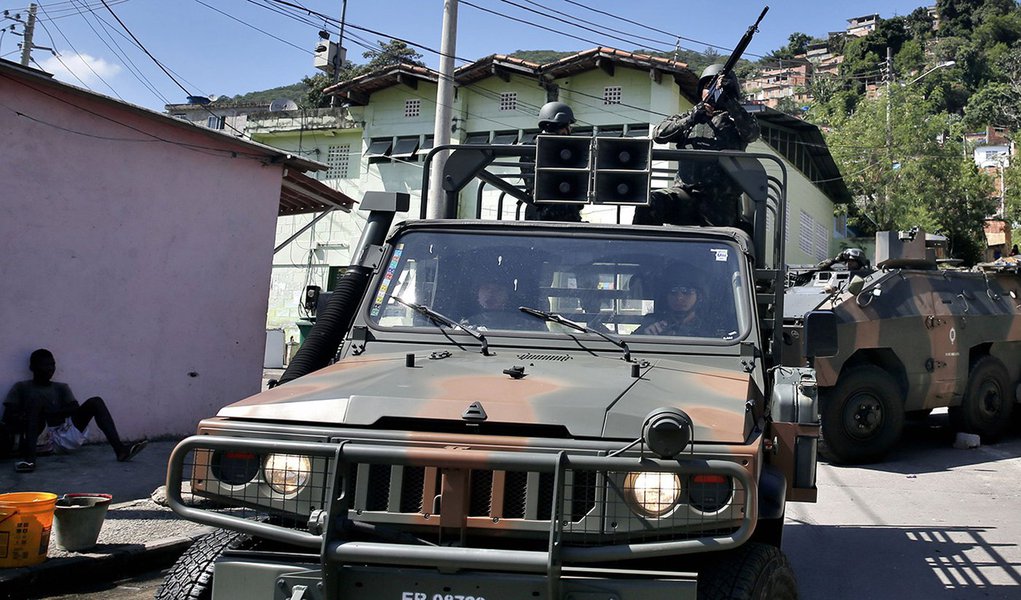 Rio de Janeiro - Operação do Comando Conjunto das forças de segurança no Complexo do Lins de Vasconcelos, zona norte da cidade. (Tânia Rêgo/Agência Brasil) (Foto: Voney Malta) Rio de Janeiro - Operação do Comando Conjunto das forças de segurança no Complexo do Lins de Vasconcelos, zona norte da cidade. (Tânia Rêgo/Agência Brasil)