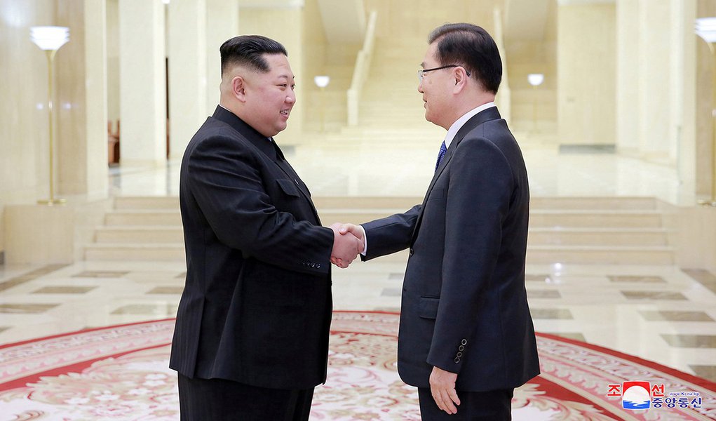 Líder norte-coreano, Kim Jong Un, cumprimenta chefe de delegação sul-coreana, Chung Eui-yong 06/03/2018 KCNA/via Reuters (Foto: Paulo Emílio) Líder norte-coreano, Kim Jong Un, cumprimenta chefe de delegação sul-coreana, Chung Eui-yong 06/03/2018 KCNA/via Reuters