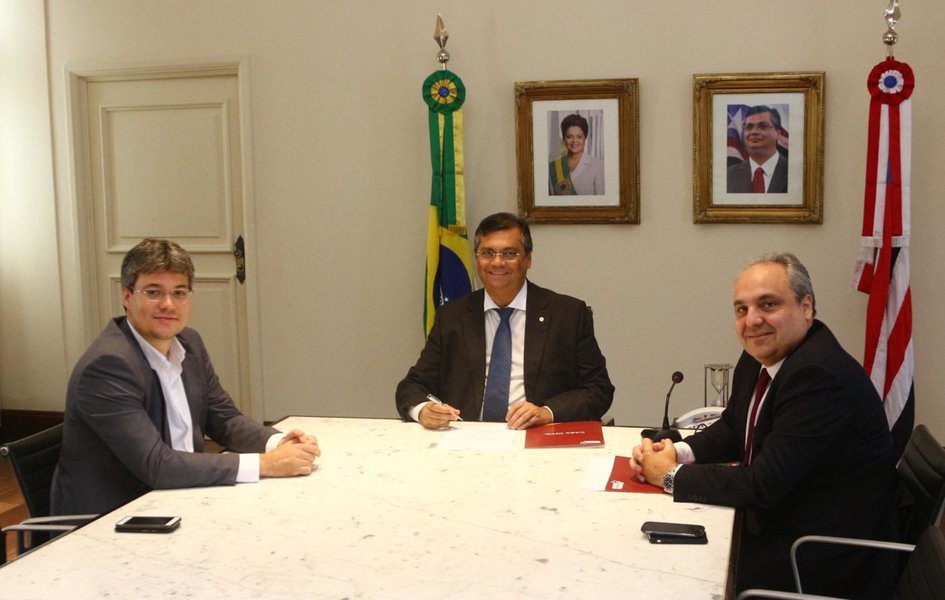 Governador Flávio Dino ao lado dos secretários Marcelo Tavares (Casa Civil) e Neto Evangelista (Desenvolvimento Social) institui programa Diques da Produção. Foto: Gilson Teixeira/Secap (Foto: Voney Malta) Governador Flávio Dino ao lado dos secretários Marcelo Tavares (Casa Civil) e Neto Evangelista (Desenvolvimento Social) institui programa Diques da Produção. Foto: Gilson Teixeira/Secap