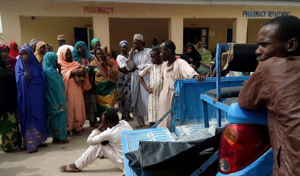 Pessoas observam carro transportando corpos para hospital após ataque do Boko Haram na cidade de Maiduguri 02/04/2018 REUTERS/Ahmed Kingimi (Foto: Paulo Emílio) Pessoas observam carro transportando corpos para hospital após ataque do Boko Haram na cidade de Maiduguri 02/04/2018 REUTERS/Ahmed Kingimi
