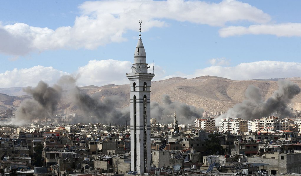 Fumaça é vista na região de Ghouta Oriental, na Síria 27/02/2018 REUTERS/ Bassam Khabieh (Foto: Paulo Emílio) Fumaça é vista na região de Ghouta Oriental, na Síria 27/02/2018 REUTERS/ Bassam Khabieh