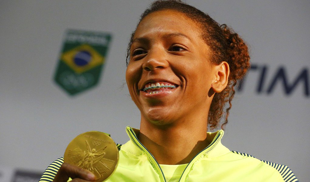 2016 Rio Olympics - Judo - Women - 57 kg - Rio de Janeiro, Brazil - 09/08/2016. Rafaela Silva holds her gold medal during a press conference. REUTERS/Nacho Doce Picture Supplied by Action Images (Foto: Aquiles Lins) 2016 Rio Olympics - Judo - Women - 57 kg - Rio de Janeiro, Brazil - 09/08/2016. Rafaela Silva holds her gold medal during a press conference. REUTERS/Nacho Doce Picture Supplied by Action Images