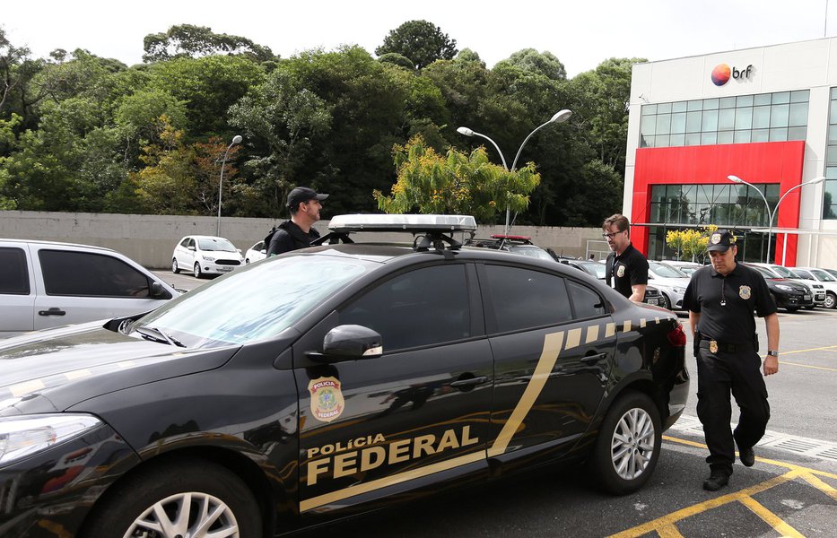 Agentes da Polícia Federal deixam sede da BRF, em Curitiba 05/03/2018 REUTERS/Geraldo Bubniak (Foto: Gisele Federicce) Agentes da Polícia Federal deixam sede da BRF, em Curitiba 05/03/2018 REUTERS/Geraldo Bubniak