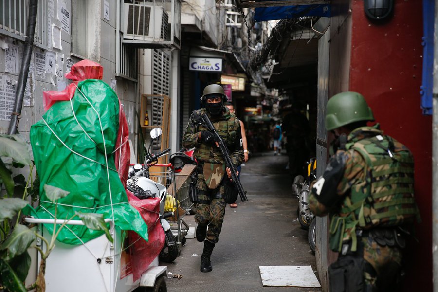 Rio de Janeiro - Militares fazem operação na favela da Rocinha após guerra entre quadrilhas rivais de traficantes pelo controle da área (Fernando Frazão/Agência Brasil) (Foto: Reimont Otoni) Rio de Janeiro - Militares fazem operação na favela da Rocinha após guerra entre quadrilhas rivais de traficantes pelo controle da área (Fernando Frazão/Agência Brasil)