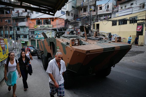 Rio de Janeiro - Militares fazem operação na favela da Rocinha após guerra entre quadrilhas rivais de traficantes pelo controle da área (Fernando Frazão/Agência Brasil) (Foto: Waldir Maranhão) Rio de Janeiro - Militares fazem operação na favela da Rocinha após guerra entre quadrilhas rivais de traficantes pelo controle da área (Fernando Frazão/Agência Brasil)