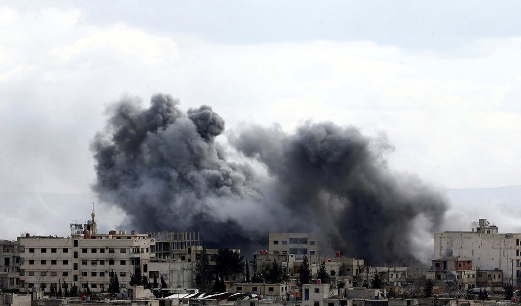 Fumaça é vista na região de Ghouta Oriental, na Síria 27/02/2018 REUTERS/ Bassam Khabieh (Foto: Leonardo Attuch) Fumaça é vista na região de Ghouta Oriental, na Síria 27/02/2018 REUTERS/ Bassam Khabieh