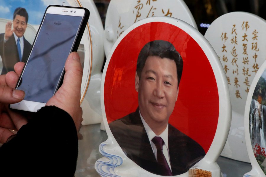 Homem tira foto de prato com imagem do presidente da China, Xi Jinping, em Pequim 26/02/2018 REUTERS/Thomas Peter (Foto: Leonardo Attuch) Homem tira foto de prato com imagem do presidente da China, Xi Jinping, em Pequim 26/02/2018 REUTERS/Thomas Peter