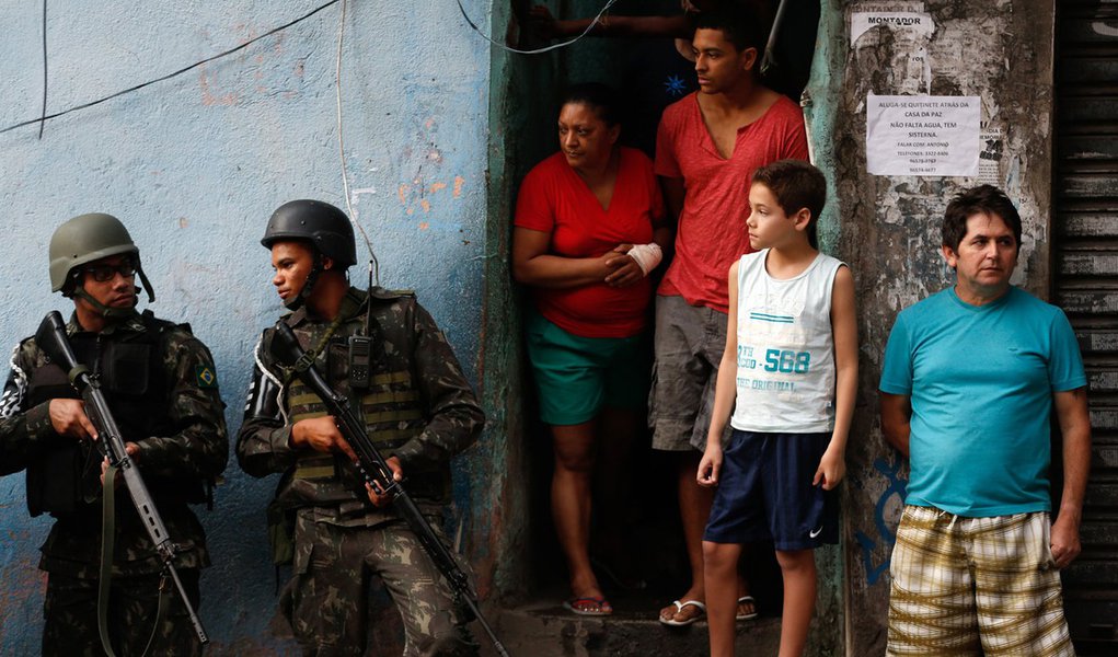 Rio de Janeiro - Militares fazem operação na favela da Rocinha após guerra entre quadrilhas rivais de traficantes pelo controle da área (Fernando Frazão/Agência Brasil) (Foto: Jean Wyllys) Rio de Janeiro - Militares fazem operação na favela da Rocinha após guerra entre quadrilhas rivais de traficantes pelo controle da área (Fernando Frazão/Agência Brasil)