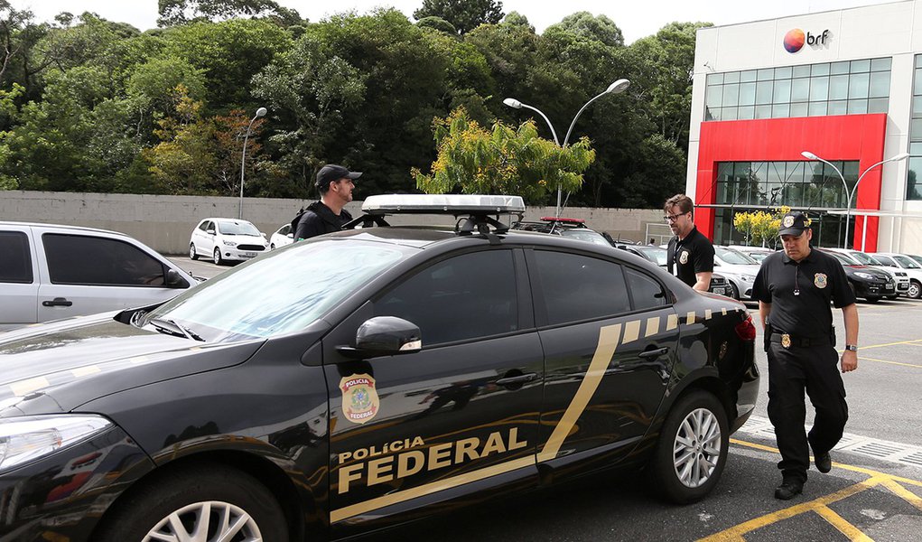 Agentes da Polícia Federal deixam sede da BRF, em Curitiba 05/03/2018 REUTERS/Geraldo Bubniak (Foto: Aquiles Lins) Agentes da Polícia Federal deixam sede da BRF, em Curitiba 05/03/2018 REUTERS/Geraldo Bubniak