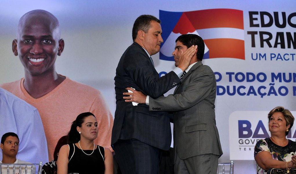 30/03/2015- Salvador- BA, Brasil- O prefeito ACM Neto (DEM) e o governador Rui Costa (PT) participaram do lançamento do Pacto pela Educação. Fotos: Max Haack/ Agecom (Foto: Voney Malta) 30/03/2015- Salvador- BA, Brasil- O prefeito ACM Neto (DEM) e o governador Rui Costa (PT) participaram do lançamento do Pacto pela Educação. Fotos: Max Haack/ Agecom