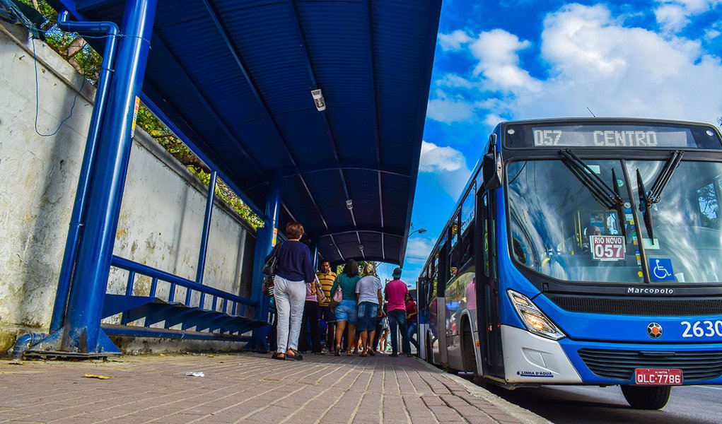 Abrigo de onibus na Av. Fernandes Lima - Hosp. do Acucar Foto: Max Monteiro/ Secom Maceió (Foto: Voney Malta) Abrigo de onibus na Av. Fernandes Lima - Hosp. do Acucar Foto: Max Monteiro/ Secom Maceió