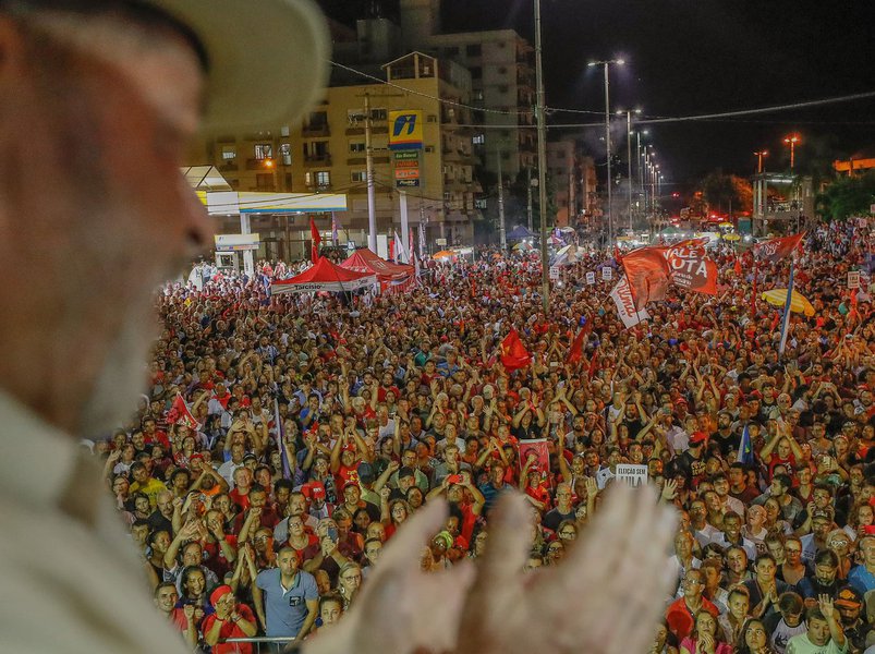 Ato em São Leopoldo encerra a passagem da Caravana Lula pelo Brasil pelo estado do Rio Grande do Sul. #LulapeloSul #LulapeloBrasil Foto: Ricardo Stuckert São Leopoldo (RS), 23/03/2018. (Foto: Enio Verri) Ato em São Leopoldo encerra a passagem da Caravana Lula pelo Brasil pelo estado do Rio Grande do Sul. #LulapeloSul #LulapeloBrasil Foto: Ricardo Stuckert São Leopoldo (RS), 23/03/2018.