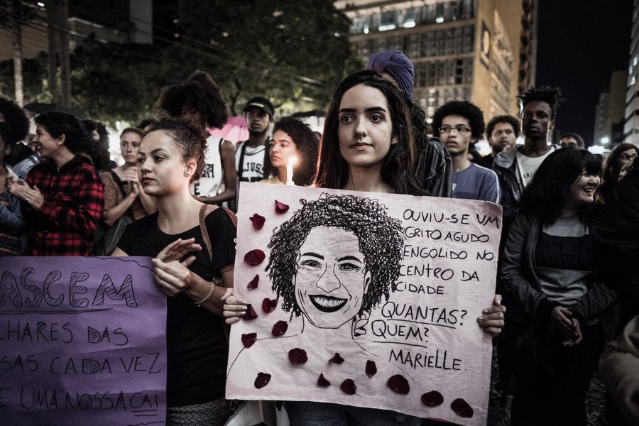 Vigília em homenagem à vereadora do Rio de Janeiro, Marielle Franco e ao motorista Anderson Gomes, nesta na noite desta quinta-feira (15), em Curitiba. Ato reuniu 2,5 mil pessoas na Praça Santos Andrade, no centro da capital. Foto: Gibran Mendes (Foto: Mauro Santayanna) Vigília em homenagem à vereadora do Rio de Janeiro, Marielle Franco e ao motorista Anderson Gomes, nesta na noite desta quinta-feira (15), em Curitiba. Ato reuniu 2,5 mil pessoas na Praça Santos Andrade, no centro da capital. Foto: Gibran Mendes