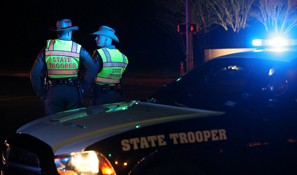 Agentes de segurança do Texas durante investigação de dispositivo explosivo em Austin 20/03/2018 REUTERS/Loren Elliott (Foto: Paulo Emílio) Agentes de segurança do Texas durante investigação de dispositivo explosivo em Austin 20/03/2018 REUTERS/Loren Elliott