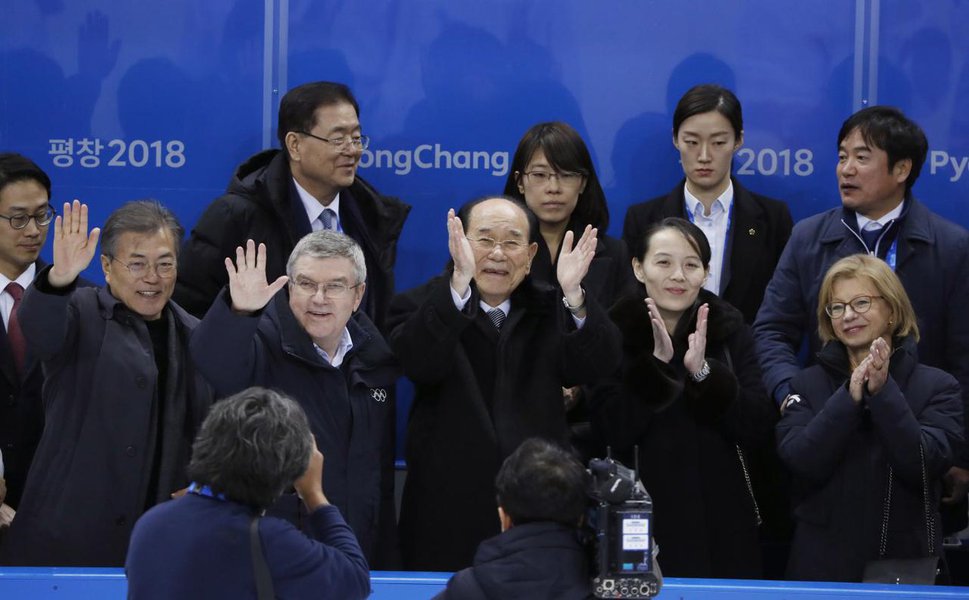 Ice Hockey – Pyeongchang 2018 Winter Olympics –February 10, 2018 - South Korean President Moon Jae-in and International Olympic Committee (IOC) President Thomas Bach wave as Kim Yong Nam and Kim Yo Jong clap. REUTERS/Grigory Dukor (Foto: Charles Nisz) Ice Hockey – Pyeongchang 2018 Winter Olympics –February 10, 2018 - South Korean President Moon Jae-in and International Olympic Committee (IOC) President Thomas Bach wave as Kim Yong Nam and Kim Yo Jong clap. REUTERS/Grigory Dukor