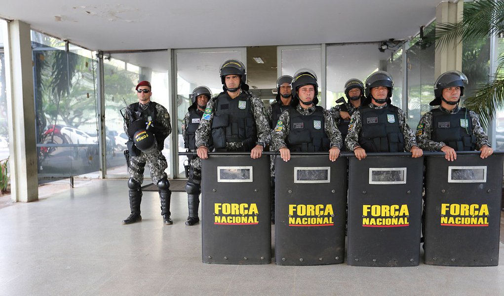 Brasília - Força Nacional protege o prédio do Ministério do Planejamento após manifestantes contra Reforma da Previdência quebrarem duas vidraças no Ministério da Previdência Social (Fabio Rodrigues Pozzebom/Agência Brasil) (Foto: Aquiles Lins) Brasília - Força Nacional protege o prédio do Ministério do Planejamento após manifestantes contra Reforma da Previdência quebrarem duas vidraças no Ministério da Previdência Social (Fabio Rodrigues Pozzebom/Agência Brasil)