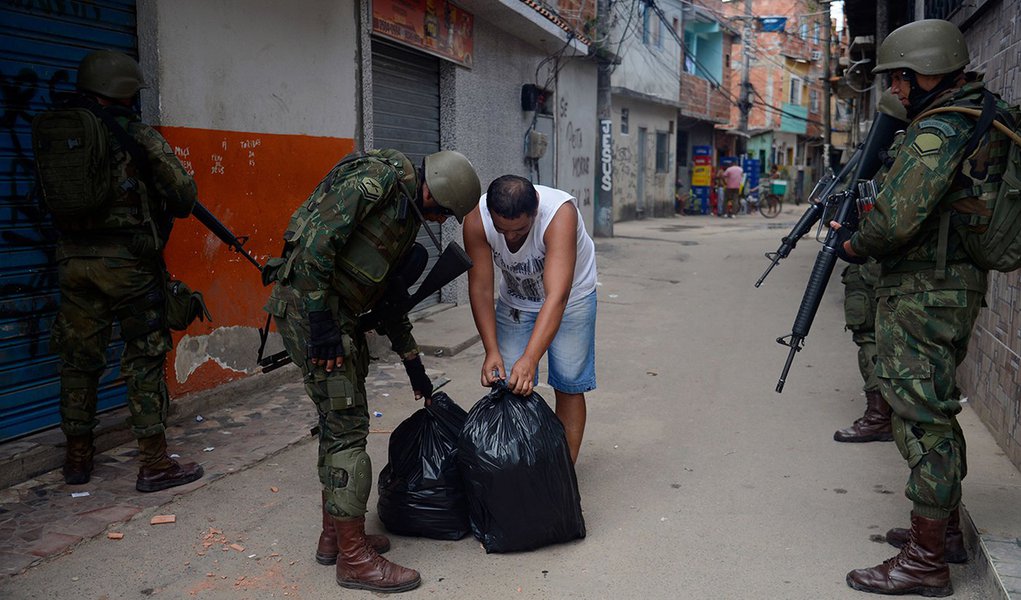 Rio de Janeiro - Fuzileiros Navais participam de operação na favela Kelson's, zona norte da cidade (Fernando Frazão/Agência Brasil) (Foto: Aquiles Lins) Rio de Janeiro - Fuzileiros Navais participam de operação na favela Kelson's, zona norte da cidade (Fernando Frazão/Agência Brasil)