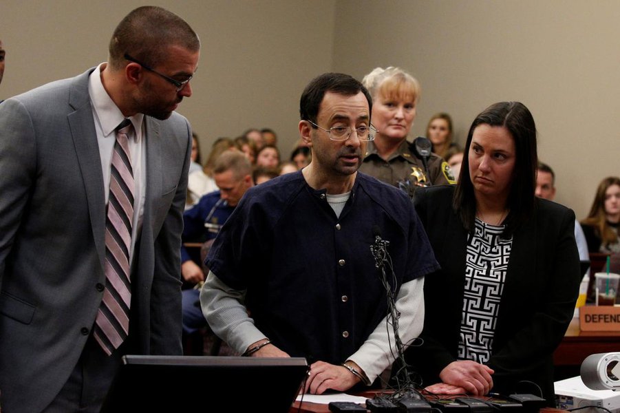 Larry Nassar, (C) a former team USA Gymnastics doctor who pleaded guilty in November 2017 to sexual assault charges, makes a statement in the courtroom during his sentencing hearing in Lansing, Michigan, U.S., January 24, 2018. REUTERS/Brendan McDermid (Foto: Giuliana Miranda) Larry Nassar, (C) a former team USA Gymnastics doctor who pleaded guilty in November 2017 to sexual assault charges, makes a statement in the courtroom during his sentencing hearing in Lansing, Michigan, U.S., January 24, 2018. REUTERS/Brendan McDermid