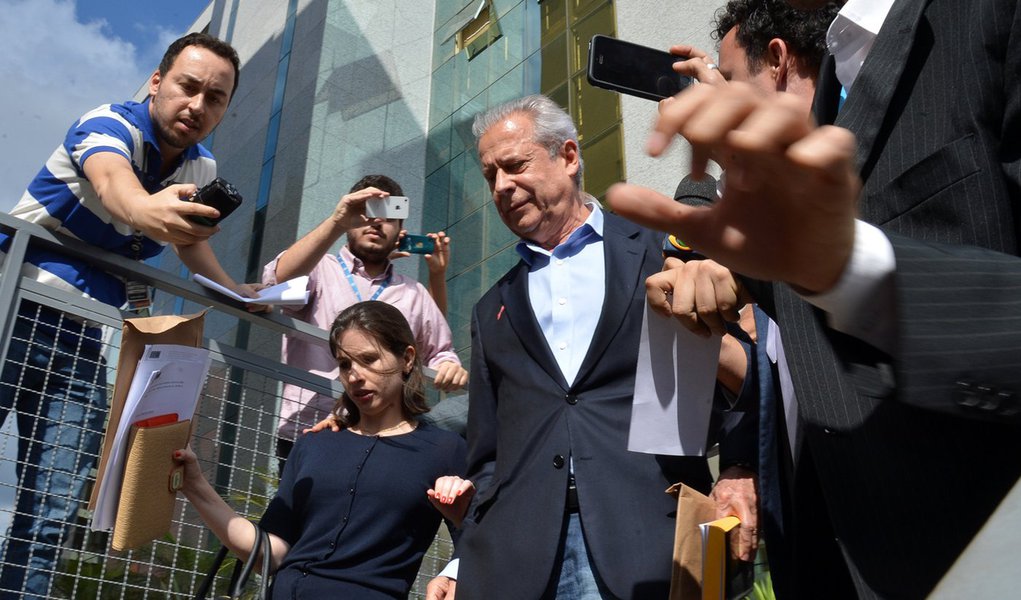 O ex-ministro da Casa Civil José Dirceu após assinar na Vara de Execuções Penais do Distrito Federal o termo que autoriza a cumprir prisão no regime aberto (Fabio Rodrigues Pozzebom/Agência Brasil) (Foto: Gustavo Conde) O ex-ministro da Casa Civil José Dirceu após assinar na Vara de Execuções Penais do Distrito Federal o termo que autoriza a cumprir prisão no regime aberto (Fabio Rodrigues Pozzebom/Agência Brasil)