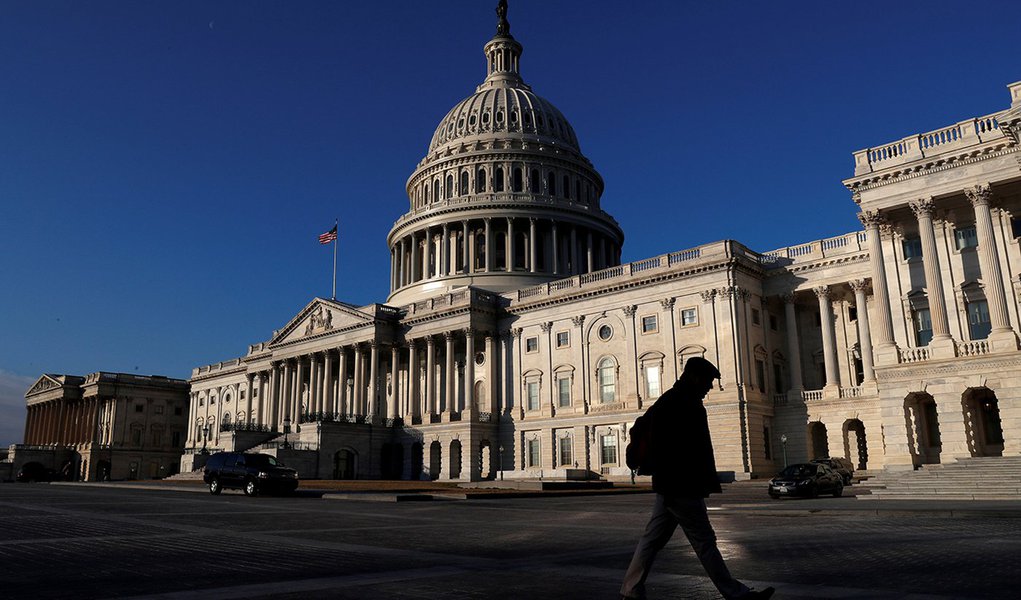 Pessoas passam pelo prédio do Capitólio, em Washington 08/02/2018 REUTERS/Leah Millis (Foto: Paulo Emílio) Pessoas passam pelo prédio do Capitólio, em Washington 08/02/2018 REUTERS/Leah Millis