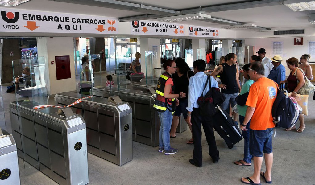 Cerca de 117,5 mil passageiros deverão deixar Curitiba neste Natal, com saídas da Rodoferroviária. A previsão inclui os embarques entre domingo (18) e sábado (24). De acordo com a Urbs, 3.760 ônibus partirão do terminal no período. (Foto: Voney Malta) Cerca de 117,5 mil passageiros deverão deixar Curitiba neste Natal, com saídas da Rodoferroviária. A previsão inclui os embarques entre domingo (18) e sábado (24). De acordo com a Urbs, 3.760 ônibus partirão do terminal no período.