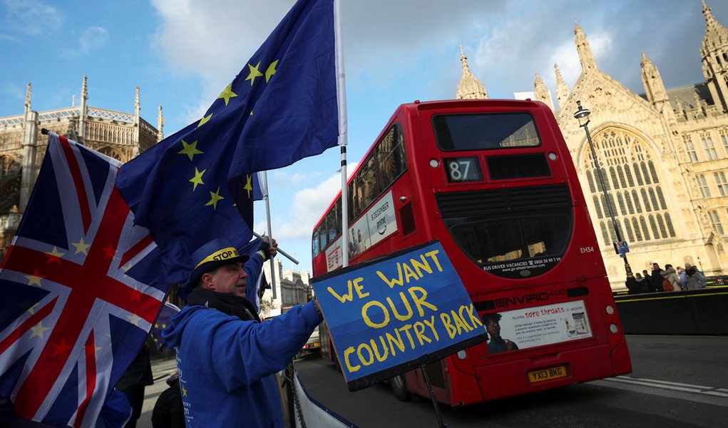 Manifestante anti-Brexit protesta em frente ao Parlamento britânico, em Londres 16/01/2018 REUTERS/Hannah McKay (Foto: Charles Nisz) Manifestante anti-Brexit protesta em frente ao Parlamento britânico, em Londres 16/01/2018 REUTERS/Hannah McKay