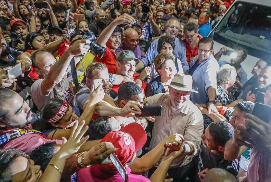 Ato em São Leopoldo encerra a passagem da Caravana Lula pelo Brasil pelo estado do Rio Grande do Sul. #LulapeloSul #LulapeloBrasil Foto: Ricardo Stuckert São Leopoldo (RS), 23/03/2018. (Foto: Gustavo Conde) Ato em São Leopoldo encerra a passagem da Caravana Lula pelo Brasil pelo estado do Rio Grande do Sul. #LulapeloSul #LulapeloBrasil Foto: Ricardo Stuckert São Leopoldo (RS), 23/03/2018.