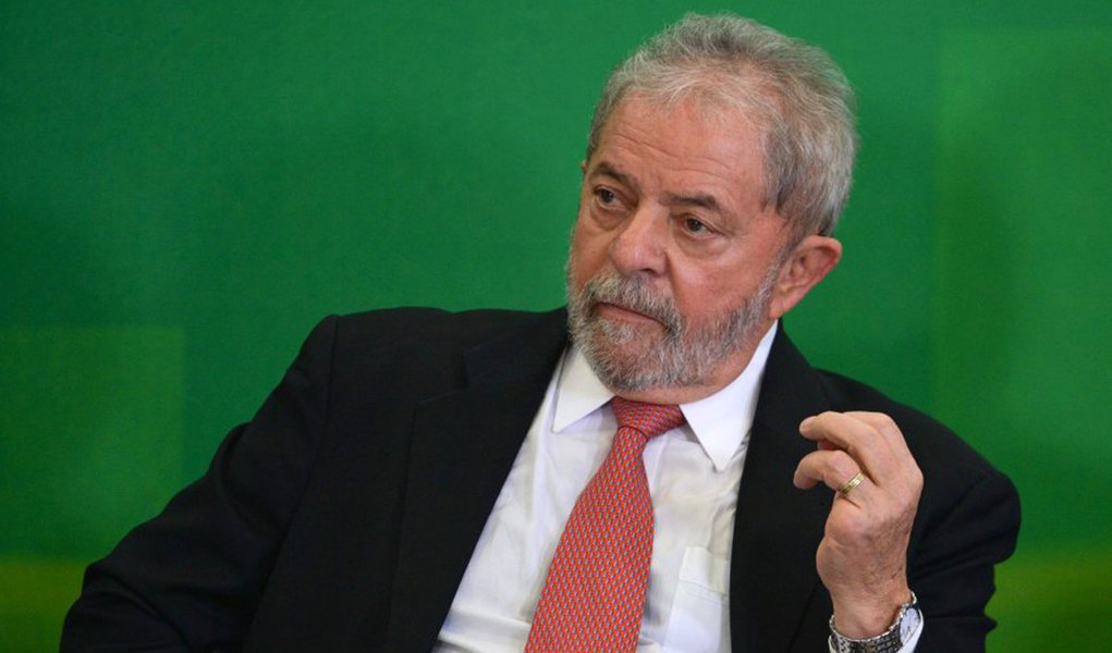 Bras�lia - O novo ministro da Casa Civil, Luiz In�cio Lula da Silva, durante cerim�nia de posse (Jos� Cruz/Ag�ncia Brasil) (Foto: Leonardo Attuch) Bras�lia - O novo ministro da Casa Civil, Luiz In�cio Lula da Silva, durante cerim�nia de posse (Jos� Cruz/Ag�ncia Brasil)