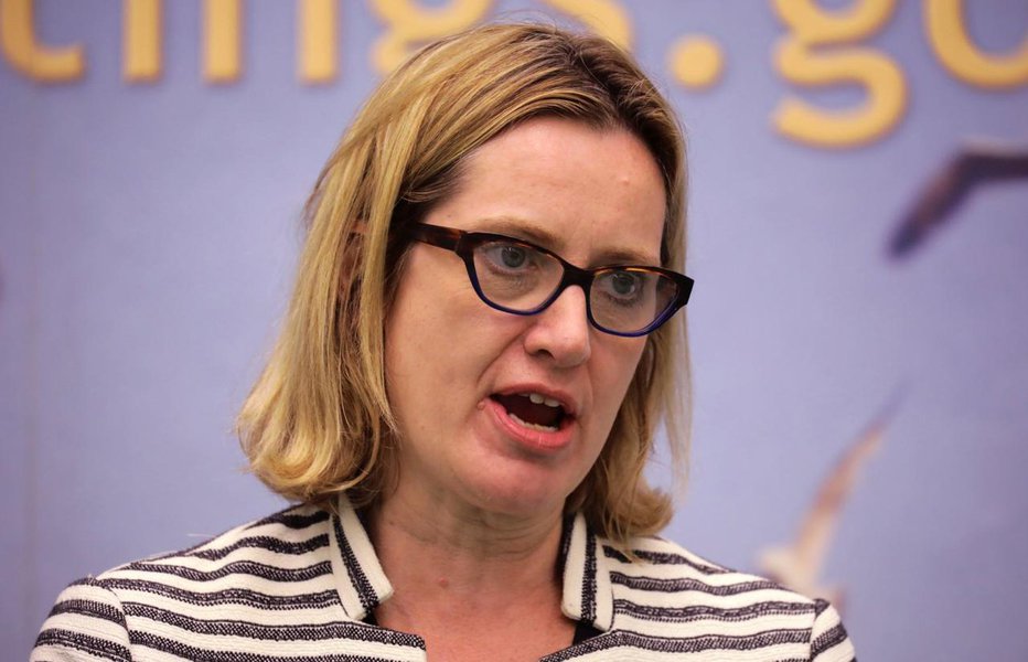 Britain's Home Secretary Amber Rudd's speaks after retaining her seat at a counting centre for Britain's general election in Hastings, June 9, 2017. REUTERS/Kevin Coombs (Foto: Paulo Emílio) Britain's Home Secretary Amber Rudd's speaks after retaining her seat at a counting centre for Britain's general election in Hastings, June 9, 2017. REUTERS/Kevin Coombs
