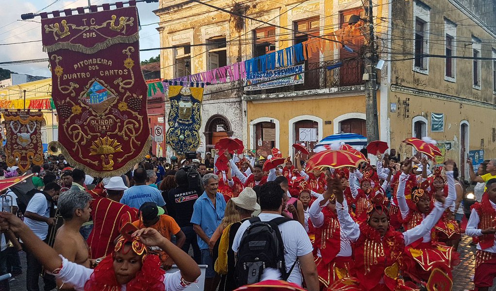 Olinda - Cortejo de abertura do carnaval de Olinda percorre ladeiras da Cidade Alta (Sumaia Villela/Agência Brasil ) (Foto: Voney Malta) Olinda - Cortejo de abertura do carnaval de Olinda percorre ladeiras da Cidade Alta (Sumaia Villela/Agência Brasil )
