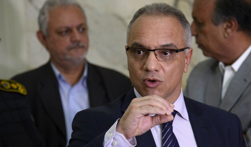 Rio de Janeiro - O secretário de segurança, Roberto Sá durante reunião sobre plano de segurança integrado para o estado, no Palácio Guanabara (Tomaz Silva/Agência Brasil) (Foto: Aquiles Lins) Rio de Janeiro - O secretário de segurança, Roberto Sá durante reunião sobre plano de segurança integrado para o estado, no Palácio Guanabara (Tomaz Silva/Agência Brasil)