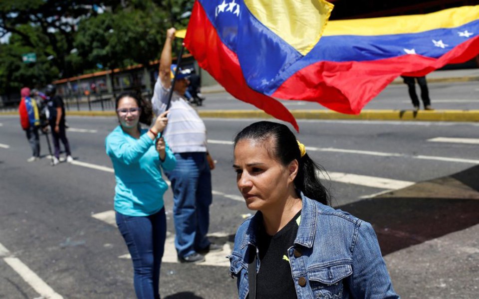 Manifestantes balançam bandeiras da Venezuela durante protesto contra presidente do país, Nicolás Maduro, em Caracas 08/08/2017 REUTERS/Andres Martinez Casares (Foto: Gisele Federicce) Manifestantes balançam bandeiras da Venezuela durante protesto contra presidente do país, Nicolás Maduro, em Caracas 08/08/2017 REUTERS/Andres Martinez Casares