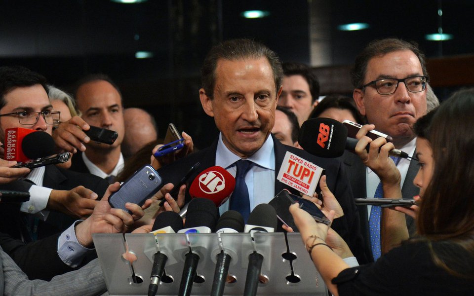 O presidente da Federa��o das Ind�strias do Estado de S�o Paulo (Fiesp), Paulo Skaf, fala � imprensa depois de audi�ncia com o presidente do Senado, Renan Calheiros, no Congresso Nacional (Antonio Cruz/Ag�ncia Brasil) (Foto: Leonardo Lucena) O presidente da Federa��o das Ind�strias do Estado de S�o Paulo (Fiesp), Paulo Skaf, fala � imprensa depois de audi�ncia com o presidente do Senado, Renan Calheiros, no Congresso Nacional (Antonio Cruz/Ag�ncia Brasil)