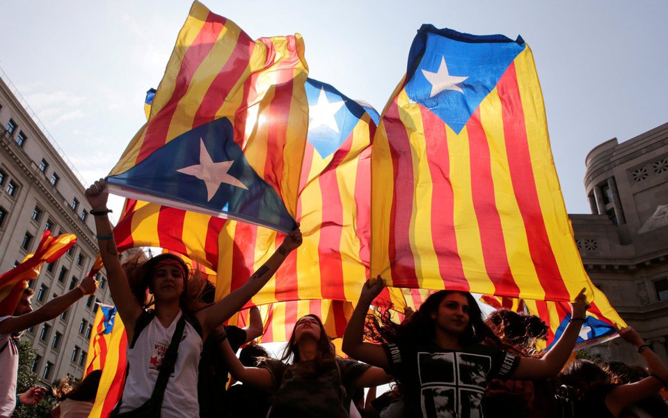 Manifestantes levantam bandeiras da Catalunha durante protesto, em Barcelona 03/10/2017 REUTERS/Enrique Calvo (Foto: Paulo Emílio) Manifestantes levantam bandeiras da Catalunha durante protesto, em Barcelona 03/10/2017 REUTERS/Enrique Calvo
