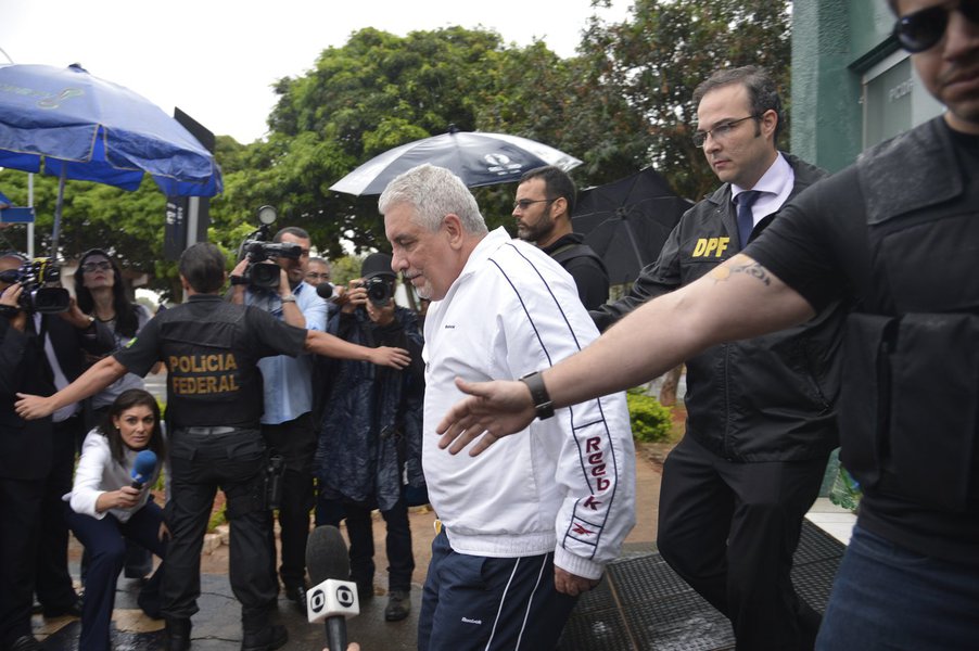 Brasília - O ex-diretor de Marketing do Banco do Brasil, Henrique Pizzolatto, chega ao IML, onde passou por exames, e seguiu para o Complexo Penitenciário da Papuda, onde vai cumprir pena (Antonio Cruz/Agência Brasil) (Foto: Voney Malta) Brasília - O ex-diretor de Marketing do Banco do Brasil, Henrique Pizzolatto, chega ao IML, onde passou por exames, e seguiu para o Complexo Penitenciário da Papuda, onde vai cumprir pena (Antonio Cruz/Agência Brasil)