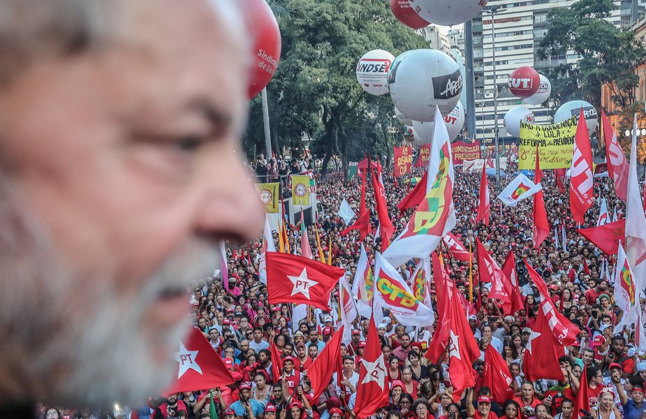 Povo com Lula em ato pela democracia na praça da República, em São Paulo. #Lula #PovoComLula Fotos: Ricardo Stuckert (Foto: Camilo Vannuchi) Povo com Lula em ato pela democracia na praça da República, em São Paulo. #Lula #PovoComLula Fotos: Ricardo Stuckert