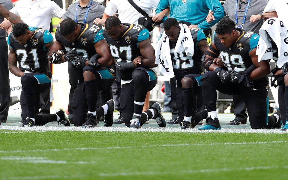 Jogadores do Jacksonville Jaguars se ajoelham durante hino dos Estados Unidos, antes de partida contra o Baltimore Ravens Action Images via Reuters/Paul Childs (Foto: Paulo Emílio) Jogadores do Jacksonville Jaguars se ajoelham durante hino dos Estados Unidos, antes de partida contra o Baltimore Ravens Action Images via Reuters/Paul Childs