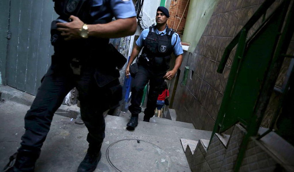 Police officers patrol at Santa Marta slum in Rio de Janeiro, Brazil, June 11, 2015. REUTERS/Pilar Olivares (Foto: Leonardo Lucena) Police officers patrol at Santa Marta slum in Rio de Janeiro, Brazil, June 11, 2015. REUTERS/Pilar Olivares