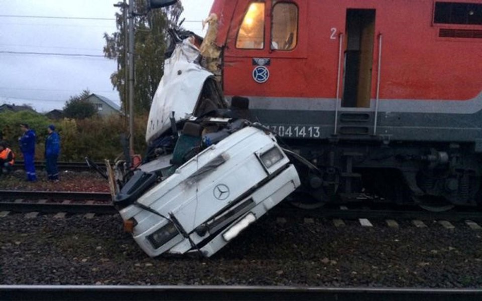 Destroços de ônibus são vistos após colisão com trem na cidade de Pokrov, na Rússia 06/10/2017 Ministério do Interior da Rússia/Divulgação via REUTERS (Foto: Paulo Emílio) Destroços de ônibus são vistos após colisão com trem na cidade de Pokrov, na Rússia 06/10/2017 Ministério do Interior da Rússia/Divulgação via REUTERS