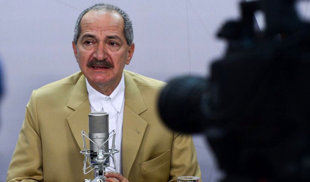 Bras�lia � O ministro da Defesa, Aldo Rebelo, fala sobre a atua��o das For�as Armadas no combate ao mosquito Aedes agypti, durante entrevista ao programa Bom Dia Ministro (Ant�nio Cruz/Ag�ncia Brasil) (Foto: Leonardo Lucena) Bras�lia � O ministro da Defesa, Aldo Rebelo, fala sobre a atua��o das For�as Armadas no combate ao mosquito Aedes agypti, durante entrevista ao programa Bom Dia Ministro (Ant�nio Cruz/Ag�ncia Brasil)