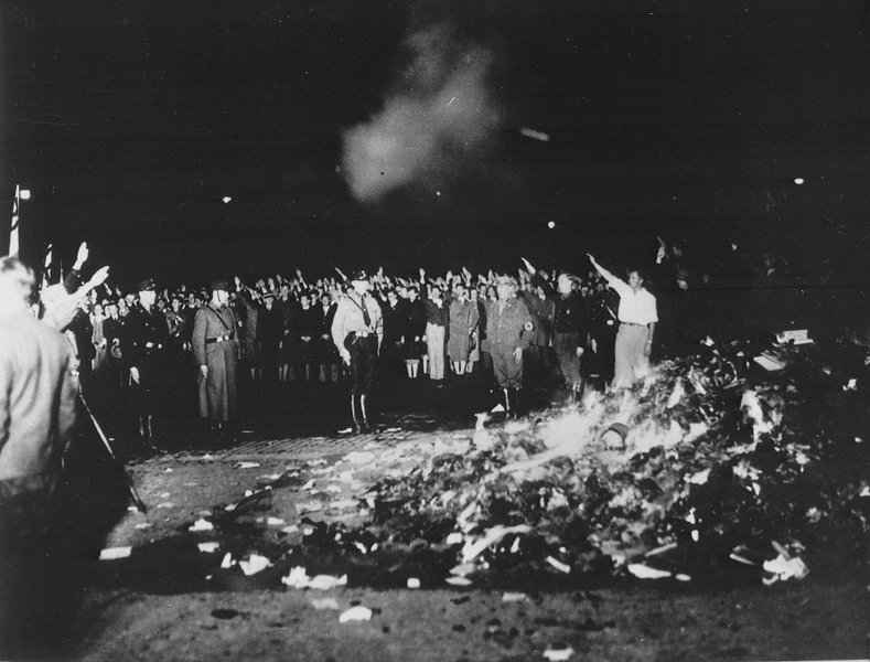 Membros da juventude do Partido Nazista promovem queima de livros censurados em abril de 1938 (Foto: Pedro Augusto Pinho) Membros da juventude do Partido Nazista promovem queima de livros censurados em abril de 1938