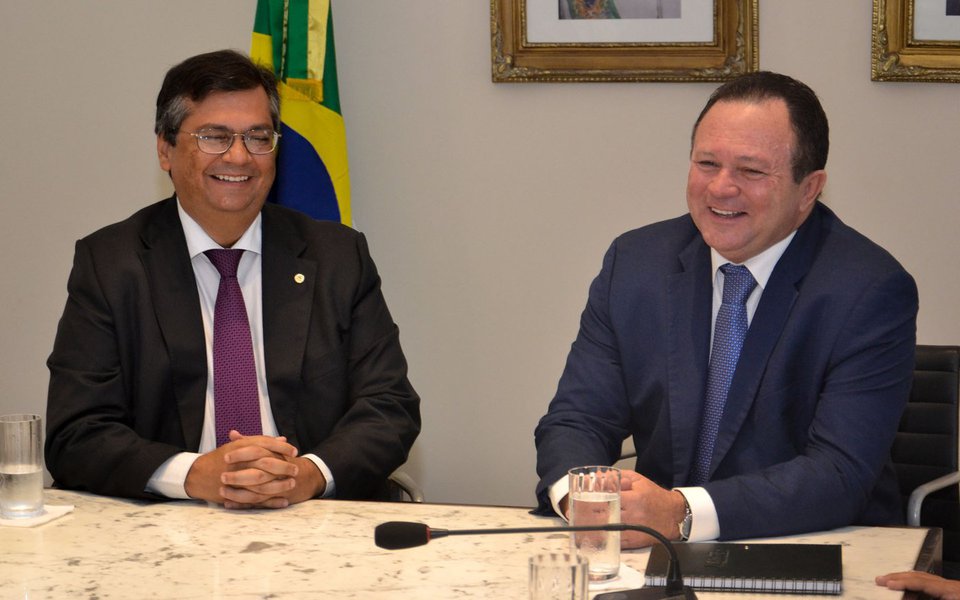 Governador Flávio Dino, ao lado de Carlos Brandão, durante cerimônia em que o vice-governador assumiu interinamente o comando do Estado. Foto: Karlos Geromy/Secom (Foto: Leonardo Lucena) Governador Flávio Dino, ao lado de Carlos Brandão, durante cerimônia em que o vice-governador assumiu interinamente o comando do Estado. Foto: Karlos Geromy/Secom