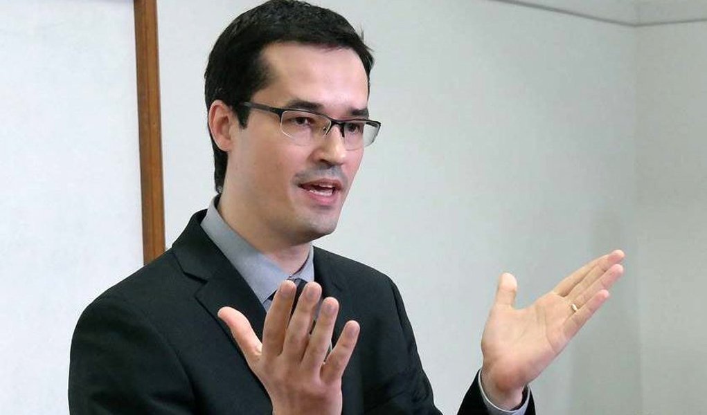 O procurador da República Deltan Dallagnol, que integra o núcleo da Operação Lava Jato, participa de lançamento, no Rio, do projeto 10 Medidas Contra a Corrupção, do MPF (Vladimir Platonow/Repórter da Agência Brasil) (Foto: Aquiles Lins) O procurador da República Deltan Dallagnol, que integra o núcleo da Operação Lava Jato, participa de lançamento, no Rio, do projeto 10 Medidas Contra a Corrupção, do MPF (Vladimir Platonow/Repórter da Agência Brasil)