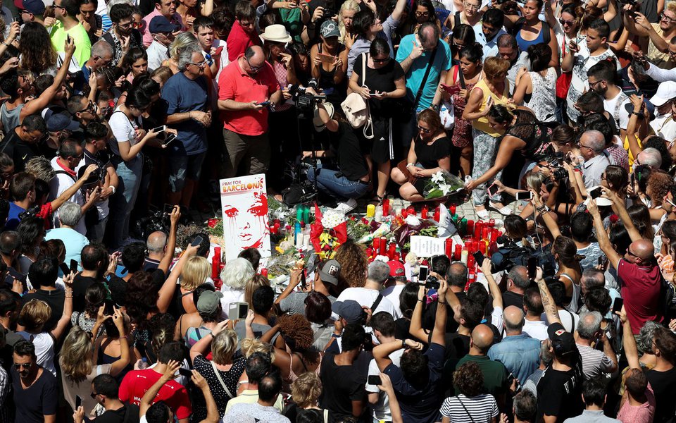 Homenagem a vítimas em Las Ramblas, um dia após ataque em Barcelona 18/8/2017 REUTERS/Sergio Perez (Foto: Paulo Emílio) Homenagem a vítimas em Las Ramblas, um dia após ataque em Barcelona 18/8/2017 REUTERS/Sergio Perez