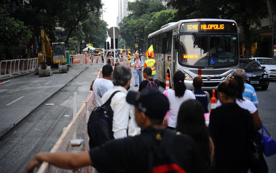 Pontos de ônibus operam no meio da pista no primeiro dia útil da interdição que fechará por um ano três pistas da Avenida Rio Branco para implantação do veículo leve sobre trilhos (VLT) (Fernando Frazão/Agência Brasil) (Foto: Leonardo Lucena) Pontos de ônibus operam no meio da pista no primeiro dia útil da interdição que fechará por um ano três pistas da Avenida Rio Branco para implantação do veículo leve sobre trilhos (VLT) (Fernando Frazão/Agência Brasil)