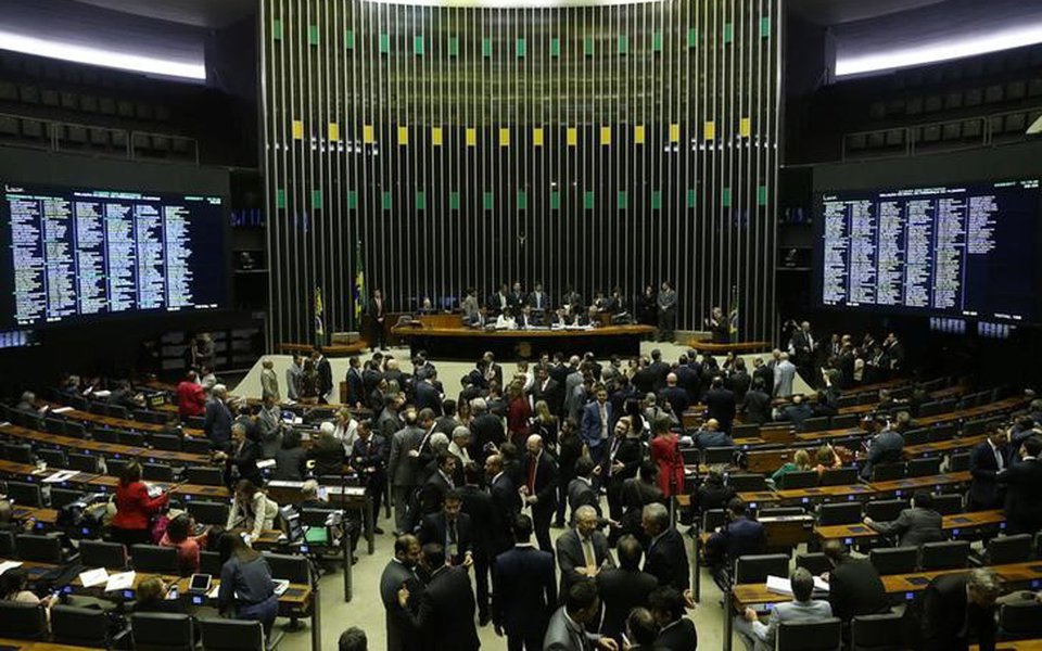 Câmara fecha acordo para votar distritão misto e fundo de financiamento de campanhas 02/08/2017 REUTERS/Adriano Machado (Foto: Leonardo Attuch) Câmara fecha acordo para votar distritão misto e fundo de financiamento de campanhas 02/08/2017 REUTERS/Adriano Machado