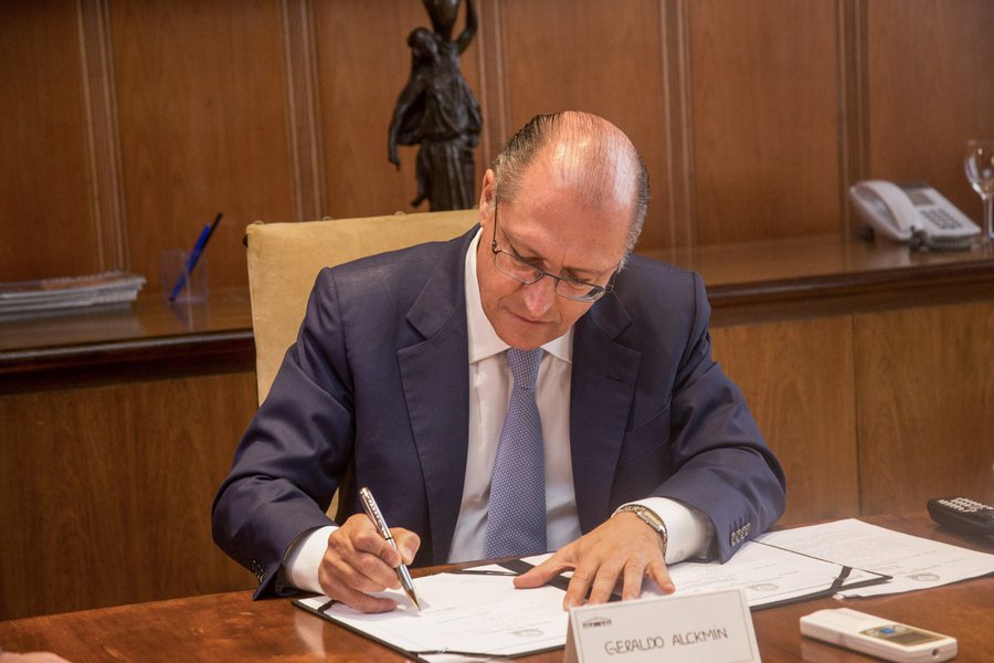 Funcionários de empresas públicas terão salários divulgados. O decreto que permite divulgar o salário de servidores foi assinado pelo governador Geraldo Alckmin. Foto: Tamires Santos (Foto: Charles Nisz) Funcionários de empresas públicas terão salários divulgados. O decreto que permite divulgar o salário de servidores foi assinado pelo governador Geraldo Alckmin. Foto: Tamires Santos