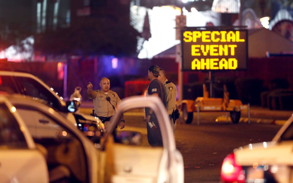 Policiais conversam com homem perto de local onde agressor atirou contra público de festival de música, em Las Vegas, Estados Unidos 02/10/2017 REUTERS/Las Vegas Sun/Steve Marcus (Foto: Paulo Emílio) Policiais conversam com homem perto de local onde agressor atirou contra público de festival de música, em Las Vegas, Estados Unidos 02/10/2017 REUTERS/Las Vegas Sun/Steve Marcus